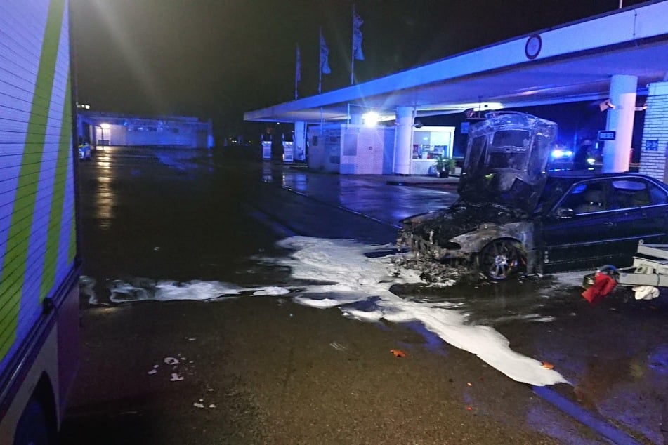 An Heiligabend sind an einer Tankstelle in Ratingen die Motorhauben mehrerer Autos ausgebrannt.