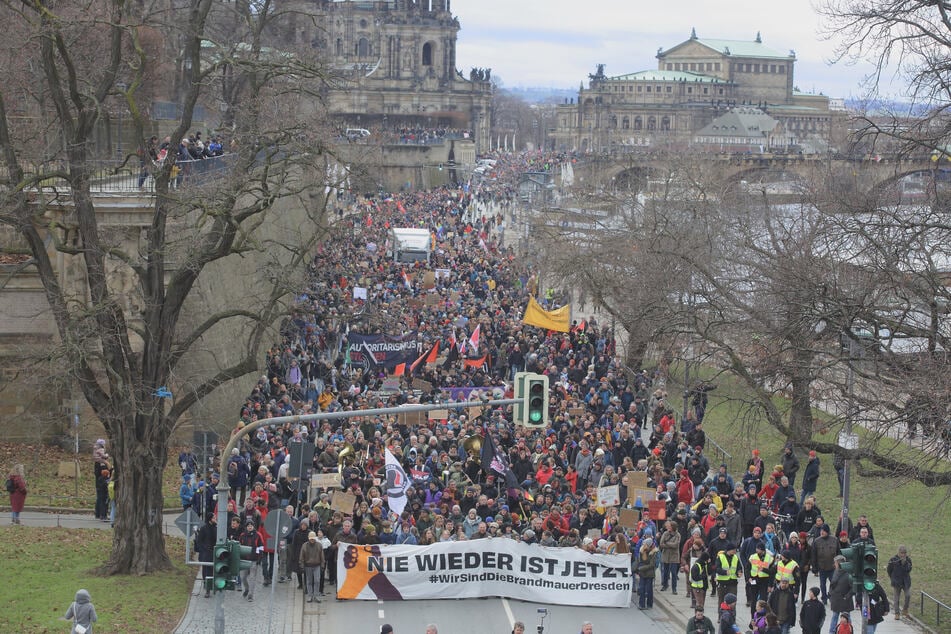 Die "Brandmauer" steht: Bei der letzten Demo gegen Rechtsextremismus und AfD Anfang Februar hatten sich in Dresden rund 15.000 Teilnehmer versammelt.