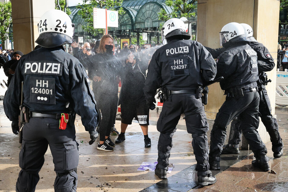 Im Anschluss an eine Kundgebung gegen Rassismus in der Hamburger Innenstadt kam es zu Auseinandersetzungen zwischen Demonstranten und der Polizei.