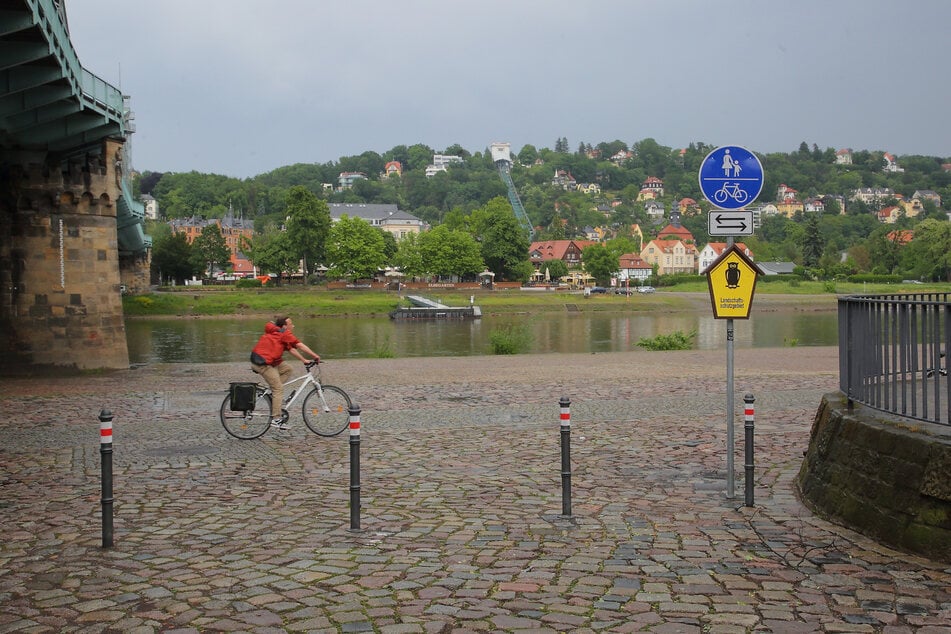 Aktuell verhindern Poller, dass am Blauen Wunder geparkt werden kann.