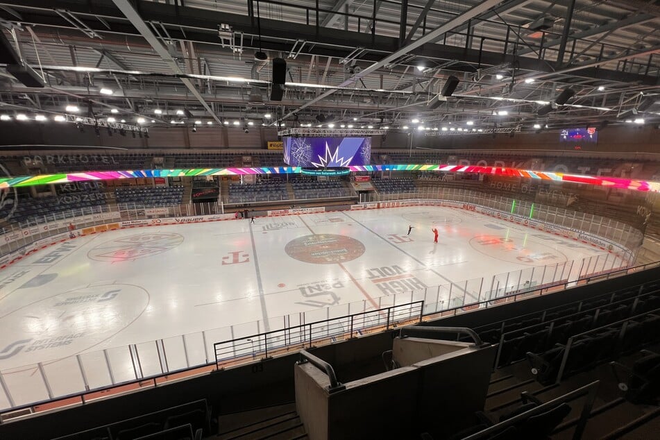 Der Testlauf funktionierte, die LED-Bande im Oberrang sieht gut aus und macht die Arena noch moderner.