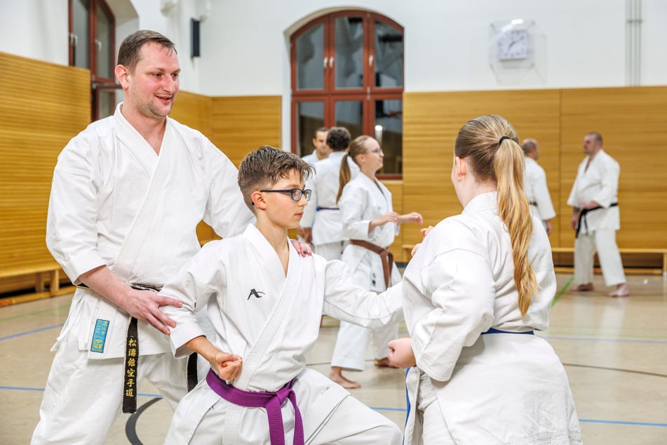 In einer ganz ruhigen Art und Weise bringt er seinen Schützlingen viel bei.