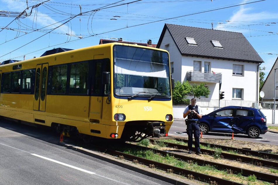 In Stuttgart-Stammheim krachte es zwischen der Linie U15 und einem VW.