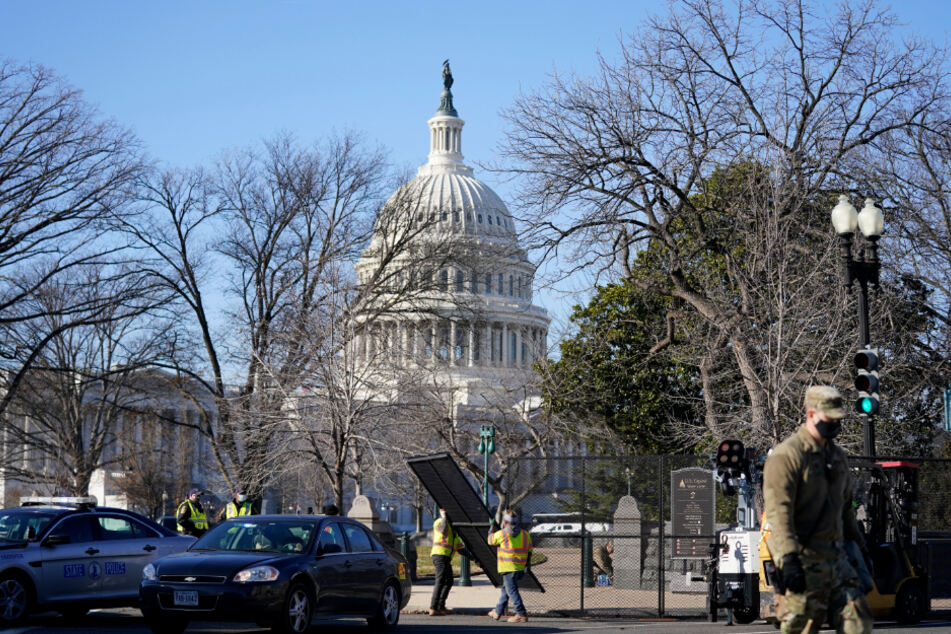 Neue Sicherheitsmaßnahmen: Arbeiter installieren eine Umzäunung in der Nähe des Kapitols in Washington.