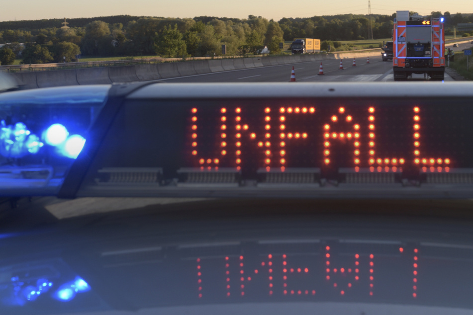 Die Polizei musste die Autobahn in eine Richtung zeitweise voll sperren. (Symbolbild)