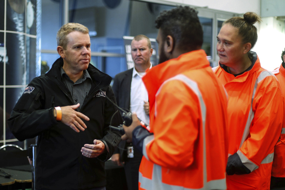 Neuseelands Premierminister Chris Hipkins (44, l.) spricht im Notfall-Zivilschutzzentrum in Auckland mit den Helfern.