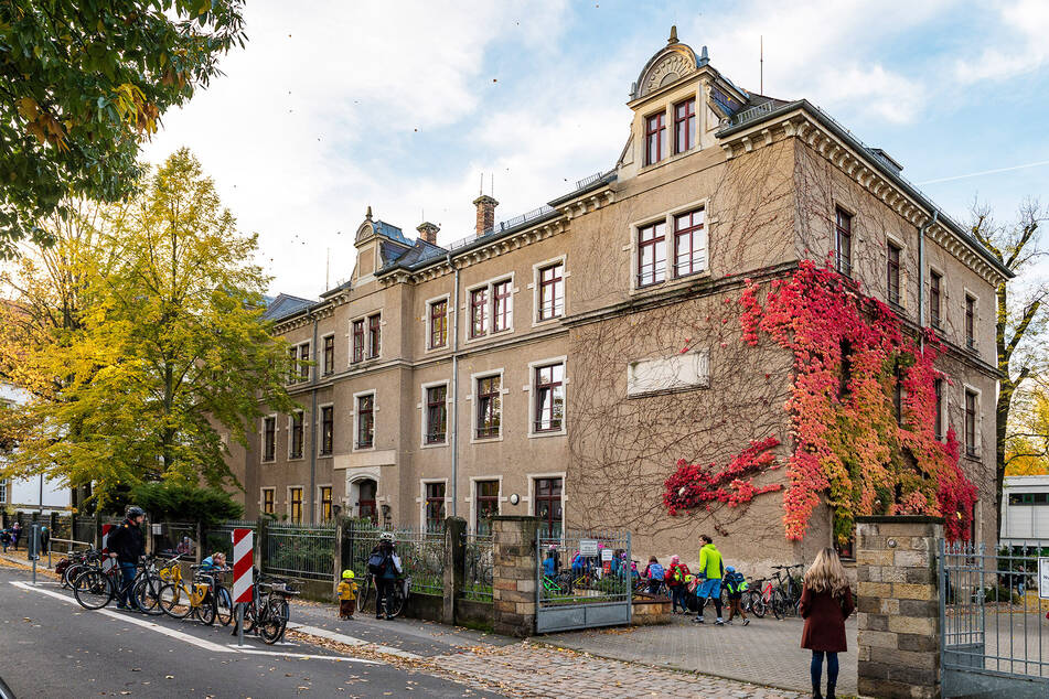 An der 63. Grundschule verbessern fünf Haltestellen den Schulweg.