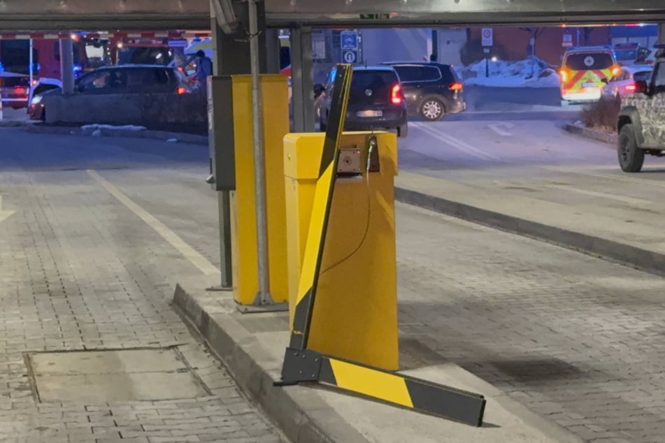 Die abgebrochene Schranke steht an der Einfahrt zum Parkhaus des Klinikums Traunstein.