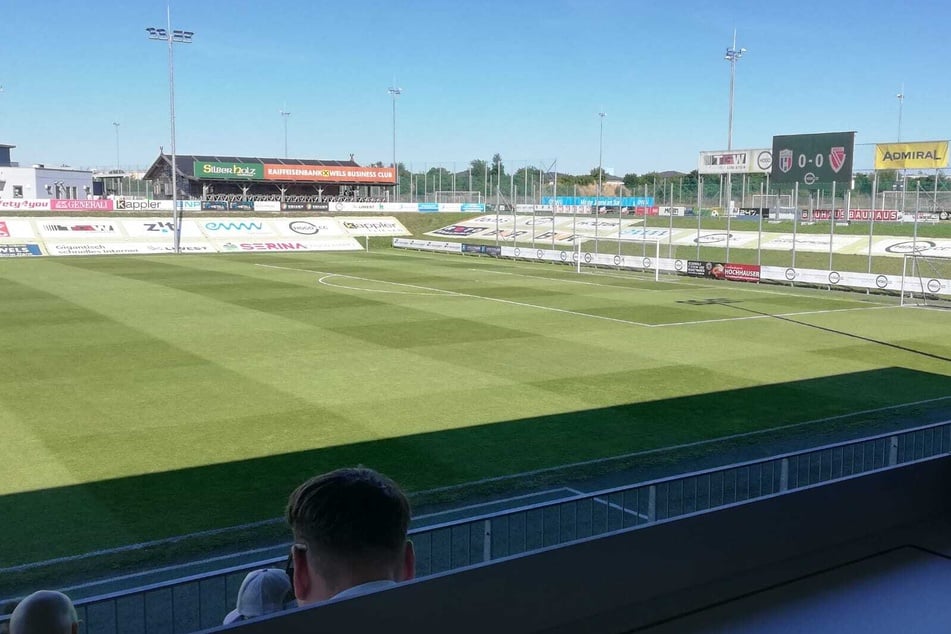 Blick von der einzigen Tribüne der HUBER Arena in Wels.