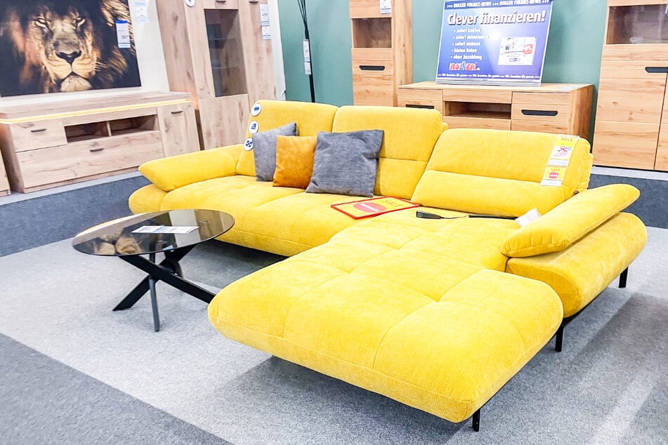 ROLLER verkauft dieses gelbe Sofa gerade zum Superpreis