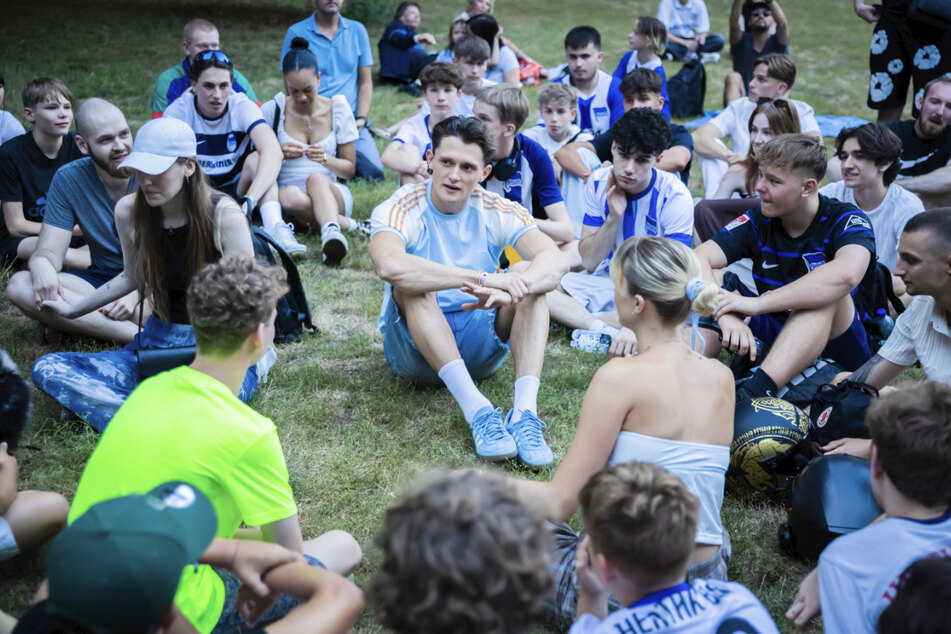 In einer Sitzrunde beantworte der Hertha-Star die Fragen der Hertha-Fans.