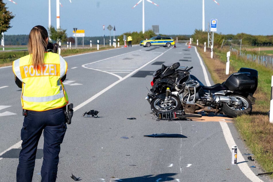 Die Polizei sperrte die Straße nach dem tödlichen Unfall. Das Motorrad blieb liegen.