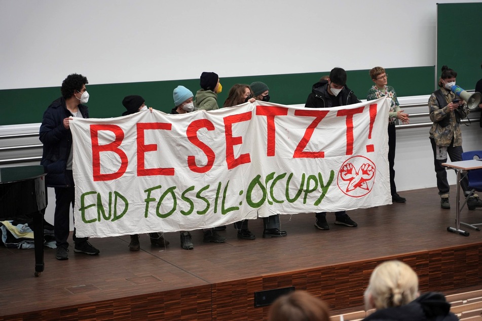 Seit Montag besetzen Aktivistinnen und Aktivisten der Klima-Gruppe "End Fossil: Occupy!" das Audimax in Leipzig.