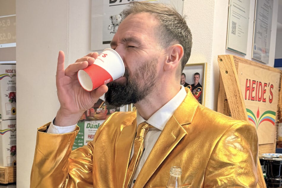 Schnell noch einen Schluck vom Litschi-Lieblingssaft - dann juckelt der einstige Olympiasieger im Panda nach Italien.