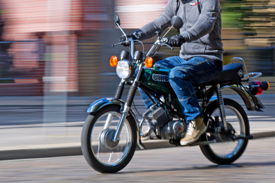 Mülsen: Simson-Fahrer flüchtet mit umgebautem Moped und stürzt