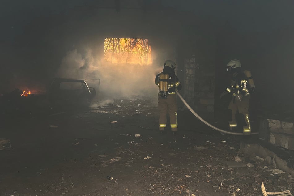 Auto fackelt in Lagerhalle ab - Feuerwehr löscht unter Atemschutz