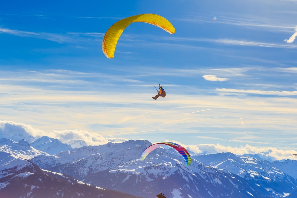 Insgesamt verunglückten gleich drei Paraglider am gestrigen Dienstag in Tirol. (Symbolbild)