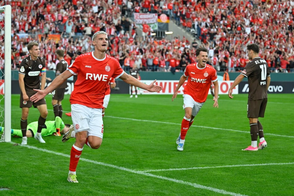 Obwohl St. Pauli nach einem schwachen Beginn dann die besseren Chancen verbuchen konnte, stand es dank eines Kopfballtors von Marek Janssen (l.) 1:0 zur Pause für Rot-Weiss Essen.