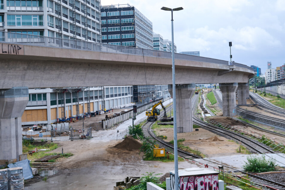 Die ersten Bahnen hätten 2017 über den ersten Abschnitt der neuen Nord-Süd-Trasse Berlins fahren sollen. Entwickelt sich das Projekt zum neuen BER?