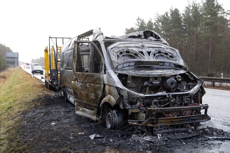 Der VW-Sprinter brannte komplett aus.