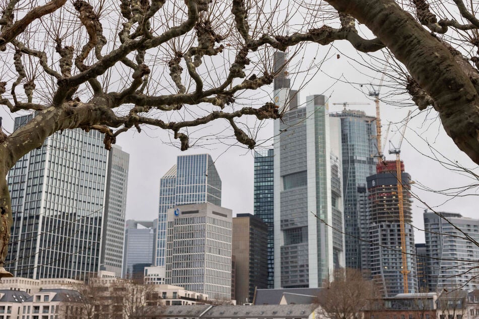 Der Winter hält Frankfurt und Hessen weiterhin im Griff, am Wochenende sollen teils dichte Wolken über dem Bundesland hängen.