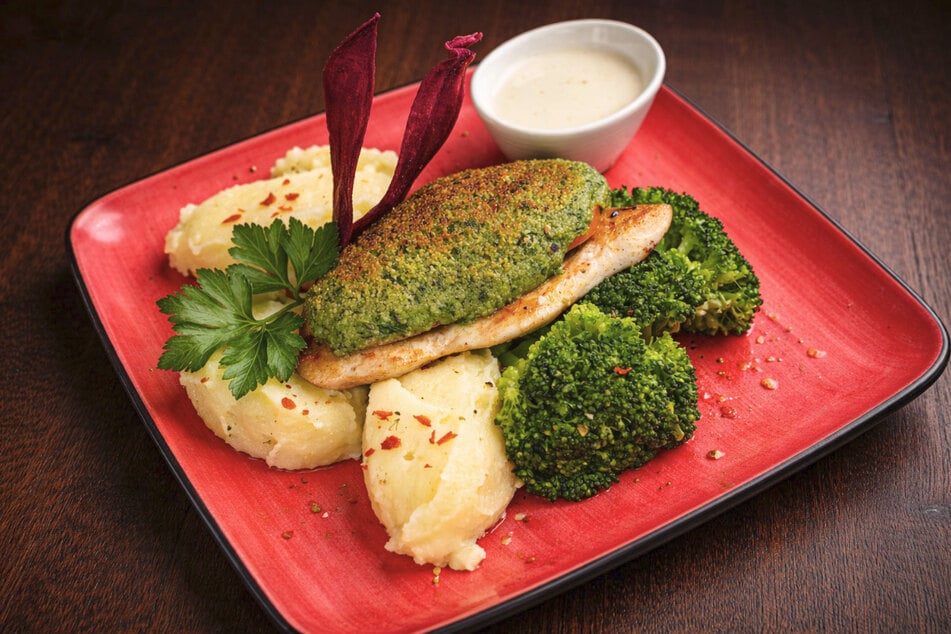 Vom Grill direkt auf den Tisch: Der Hähnchen-Grillteller wird mit internationalen Gewürzen perfektioniert.