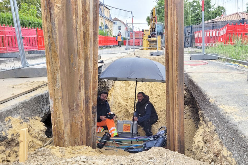 Fachleute setzen alles daran, den Schaden wieder in Ordnung zu bringen.
