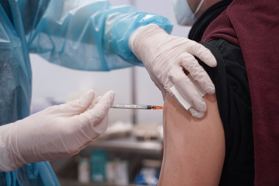 Drei Kläger fordern von Biontech knapp 500.000 Euro Schmerzensgeld wegen vermeintlicher Impfschäden.