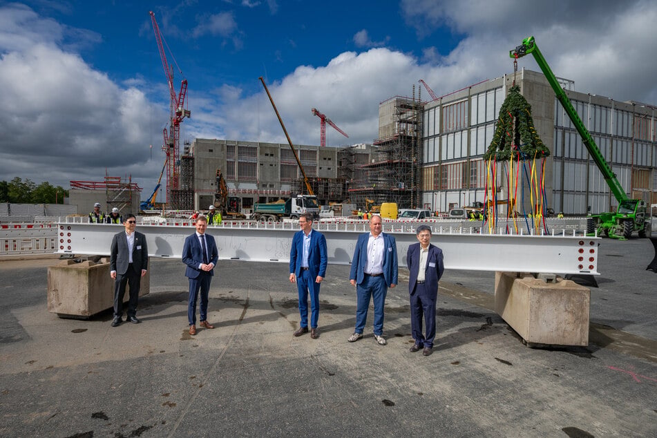 Richtfest auf der Baustelle mit C.K. Huang (ESMC, v.l.), Ministerpräsident Michael Kretschmer (51, CDU), ESMC-Präsident Christian Koitzsch (50), OB Dirk Hilbert (54, FDP) und Y.L. Wang (TSMC).