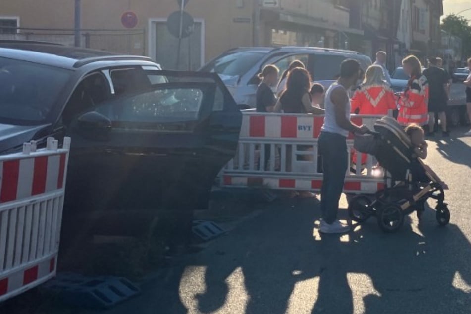 Daimler an Kreuzung übersehen: Mehrere Erwachsene und Kinder bei Unfall verletzt
