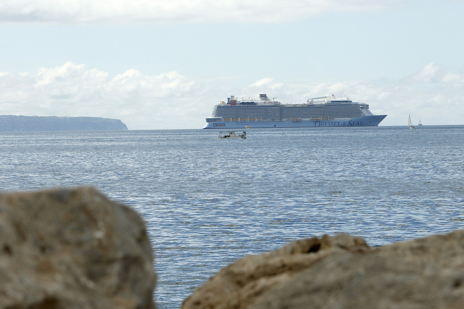 Erstmals seit Ausbruch der Corona-Pandemie ist wieder ein Kreuzfahrtschiff in Palma auf Mallorca vor Anker gegangen.