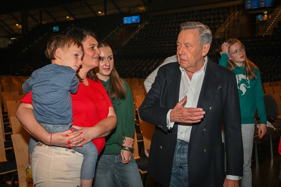 Anfang des Jahres übernahm die Schlager-Legende die Schirmherrschaft über den Trauerverein. Auf seiner aktuellen Tour macht er nun auf dessen Arbeit aufmerksam.