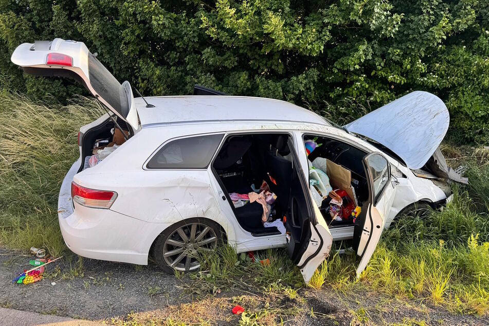 Unfall A38: Hasen ausgewichen: Toyota überschlägt sich auf A38