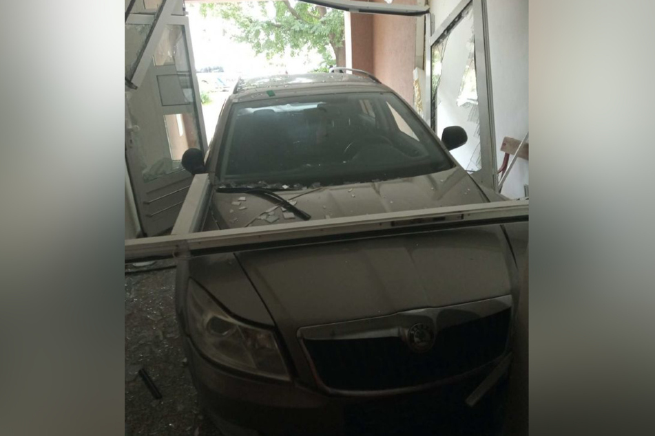 Der Unfallwagen im Hausflur.