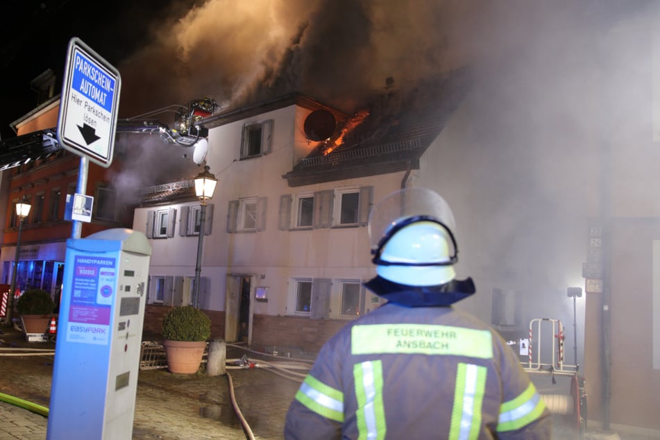 Der Dachstuhl brannte lichterloh, als die Einsatzkräfte eintrafen. Dichter Rauch füllte die Innenstadt.