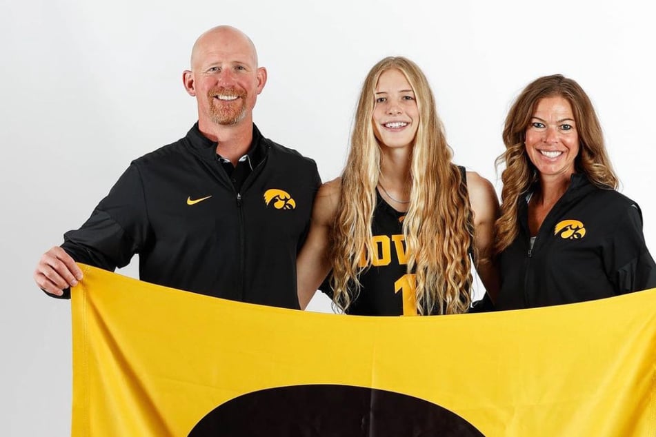 Iowa Basketball commit Ava Jones with her mom (r) and dad (l).
