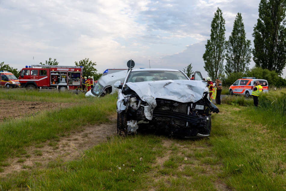 Beide Fahrzeuge waren nach dem Unfall nicht mehr fahrbereit.