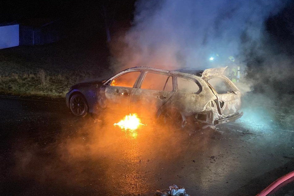 Der BMW wurde durch das Feuer zerstört.