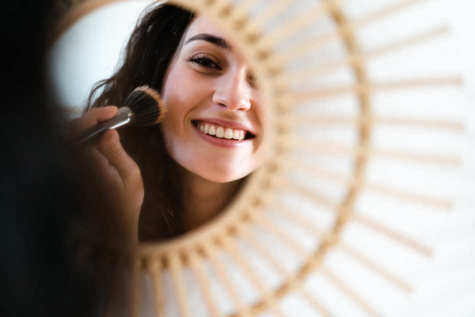 Das virale Puder lässt sich ganz einfach mit einem Make-up-Pinsel auftragen.