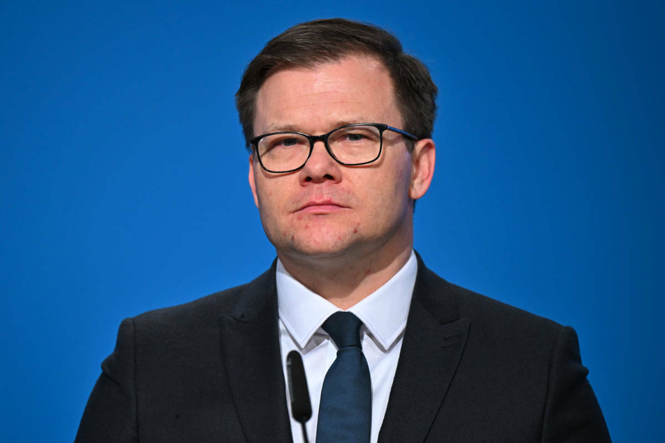 Carsten Schneider (46, SPD) hat als Ostbeauftragter der Bundesregierung eine Ausnahme vom Öl-Embargo für die Raffinerien in Schwedt und Leuna ausgeschlossen.