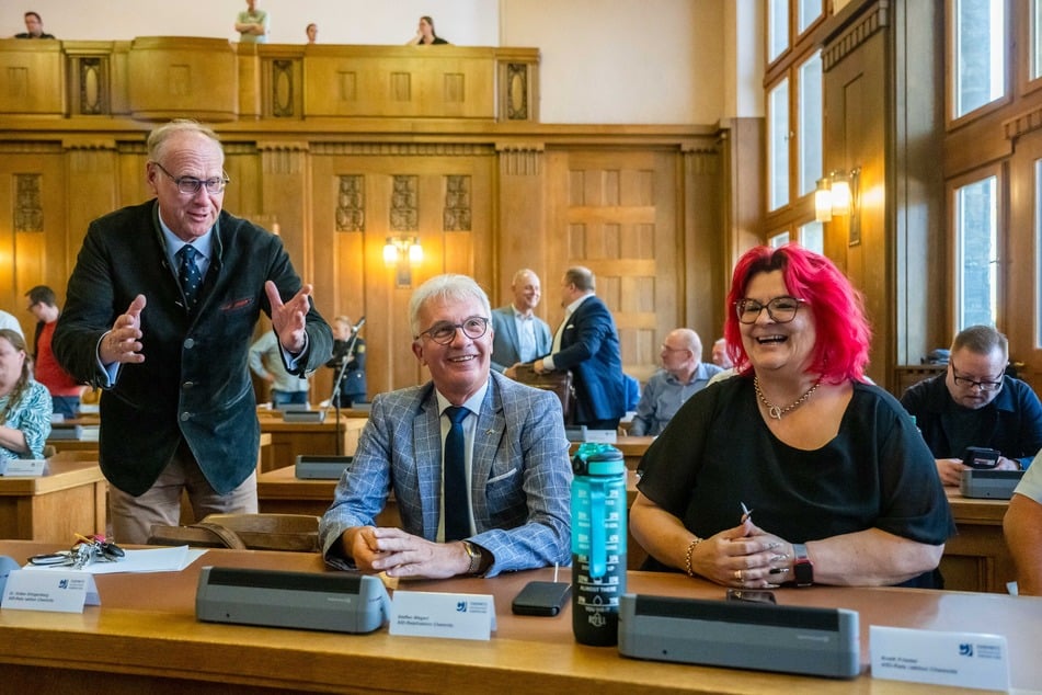 Die neue "AfD-Ratsfraktion" um Volker Dringenberg (53, l.), Steffen Wegert (68) und Anett Friedel (54) zur ersten Stadtratssitzung.