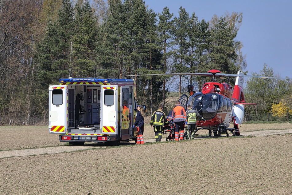 Ein Rettungshubschrauber landete auf einem Feld, mit dem offenbar eine verletzte Person in eine Klinik gebracht wurde.