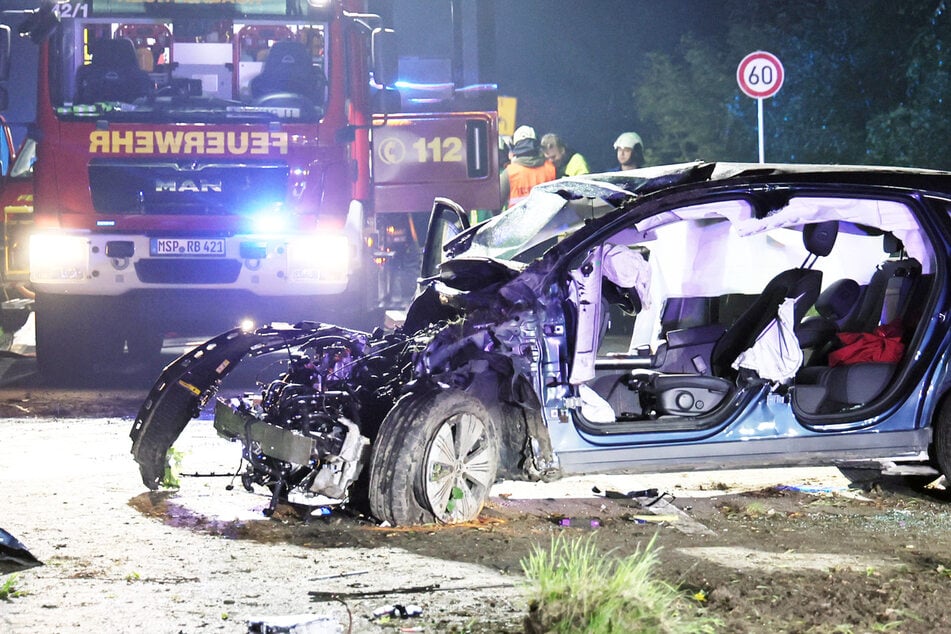 Horror-Unfall: Senioren-Ehepaar ist nachts im Mercedes unterwegs - Frau überlebt nicht