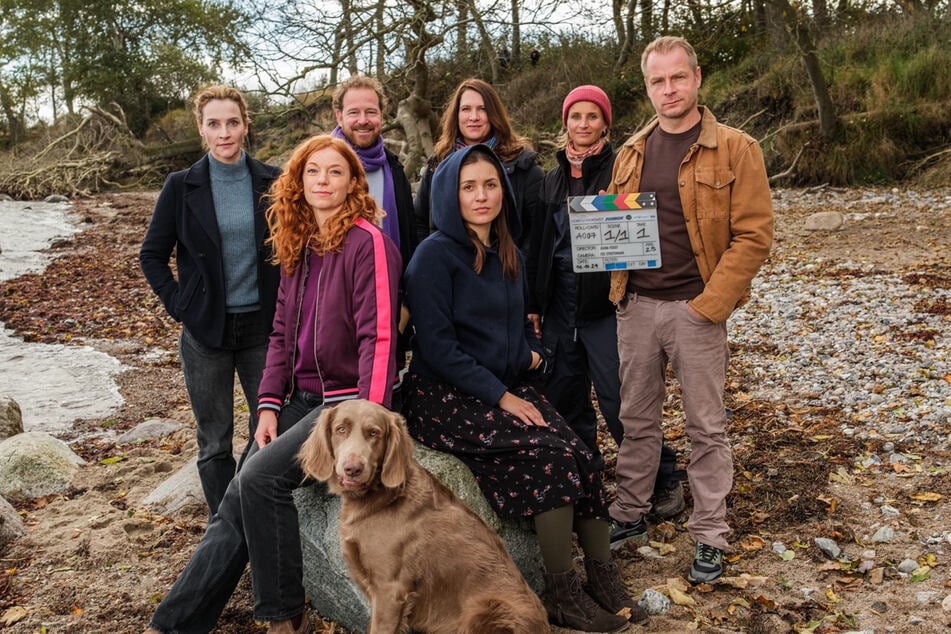 Hinnerk Schönemann (49, r.) und Co. stehen derzeit für die neue Folge der ARD-Krimireihe "Nord bei Nordwest" vor der Kamera.