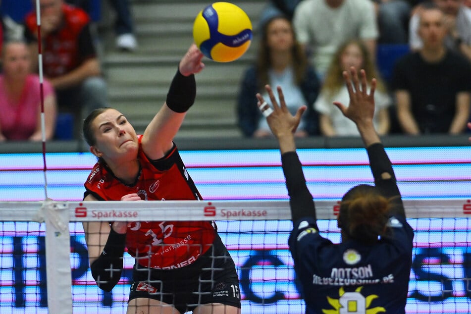 Dresdens Top-Scorerin Marta Levinska (24, l.) enttäuschte in der Final-Serie mit 42 Punkten bisher nicht. Am Mittwoch muss aber auch die Lettin noch mal drauflegen.