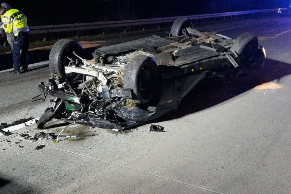 Heftiger Unfall auf der A72 bei Chemnitz: Ein BMW-Fahrer (19) überschlug sich mehrfach und landete kopfüber auf der Autobahn.