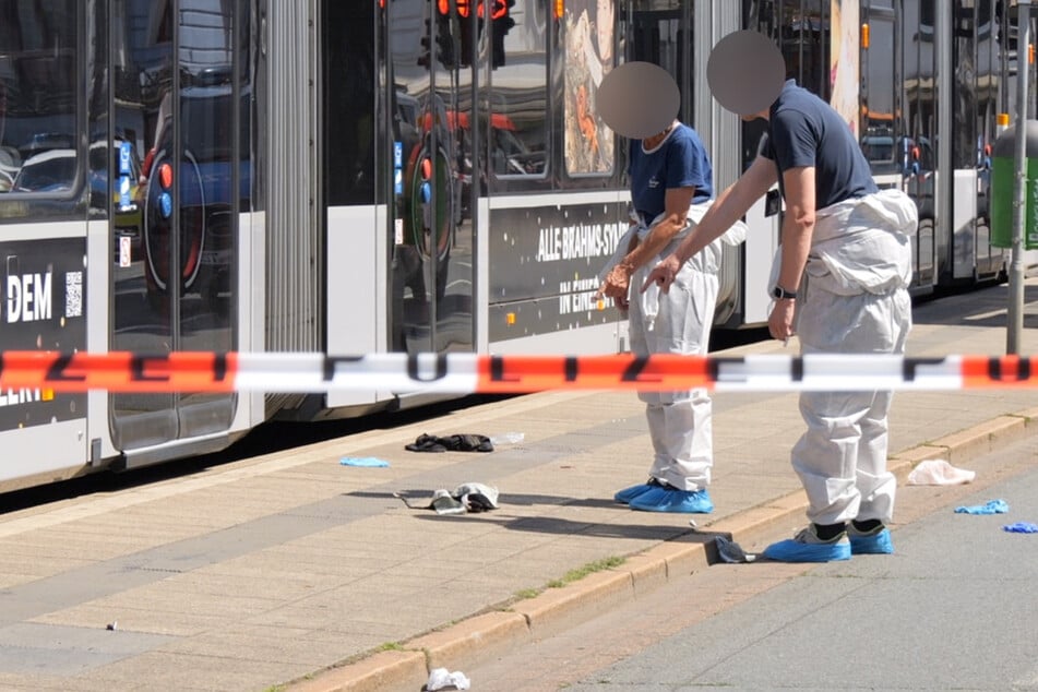 Blutige Eskalation in Straßenbahn: Mann schwebt in Lebensgefahr, mehrere Festnahmen