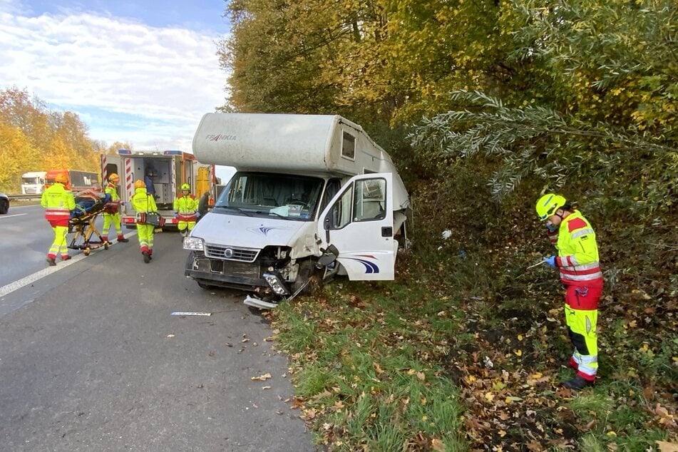 Das Wohnmobil war am Dienstag in den Grünstreifen der A3 bei Ratingen gerutscht.