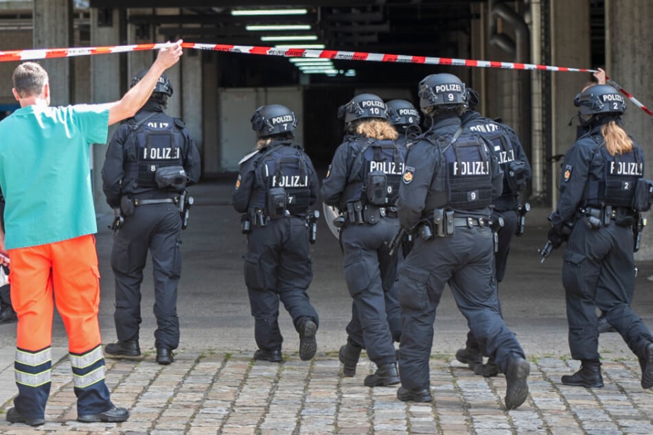 Polizisten bringen sich in der Nähe des Gebäudes NW 2 in Position.