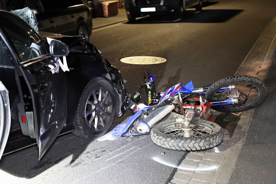 Der 16-jährige Biker wurde durch den Zusammenstoß lebensgefährlich verletzt.